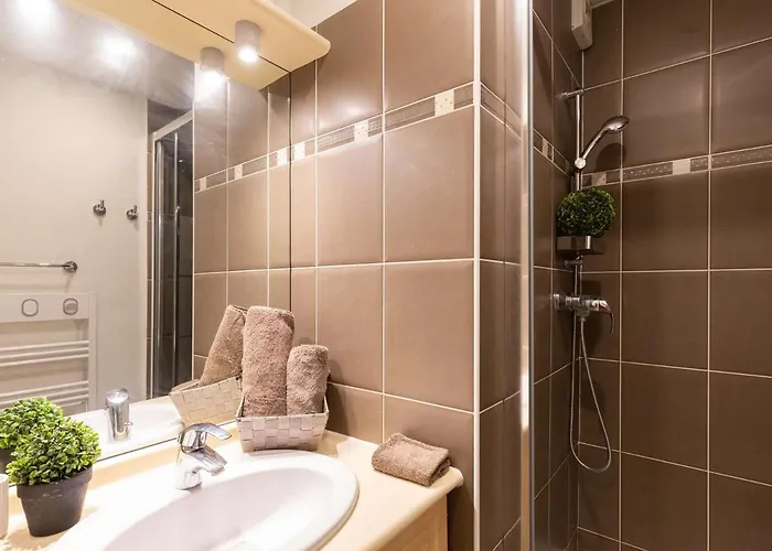 Apartamento Cosy 6 Pers à Avec Piscine Couverte, Proche Pistes Et Thermes - Fr-1-296-447